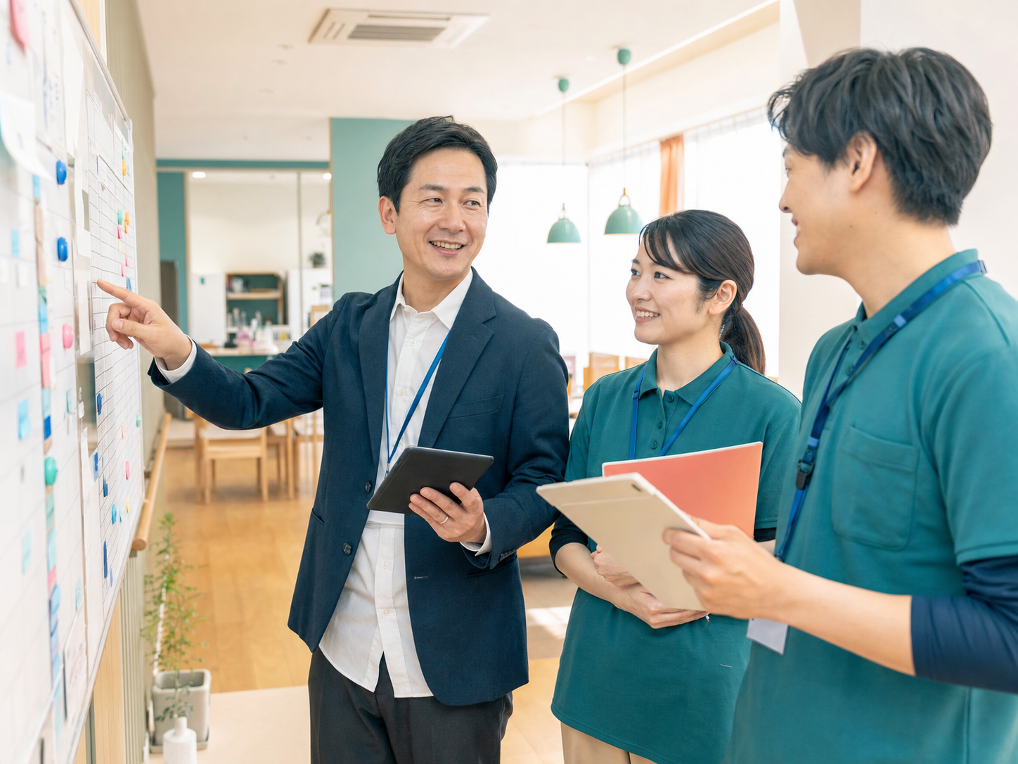 施設の人員配置について相談する管理者と担当者