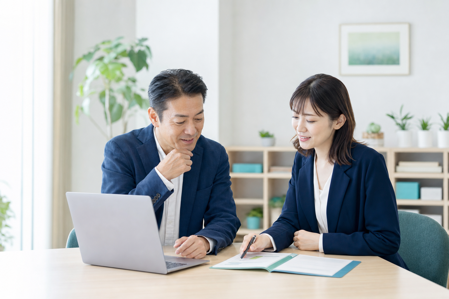 サビ管の採用計画を相談する施設管理者と担当者